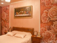 Спальня с фресками из роз