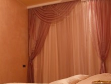 Спальня с фресками из роз